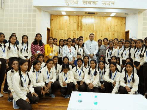 कस्तूरबा गांधी बालिका विद्यालय की छात्राओं ने सीएम धामी से की भेंट