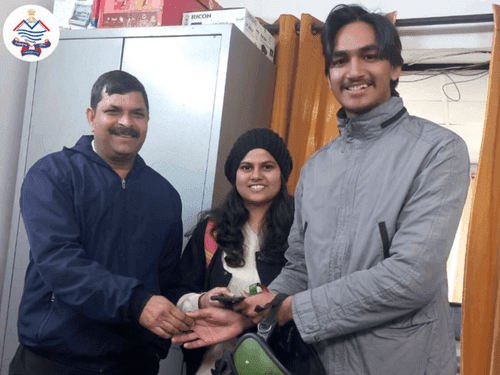 उत्तराखण्ड पुलिस ने खोये हुए फोन को किया उसके मालिक के सुपुर्द