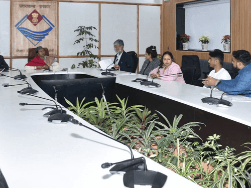 पीसीएस मुख्य परीक्षा हेतु चयनित अभ्यर्थियों ने अपर मुख्य सचिव से की मुलाकात