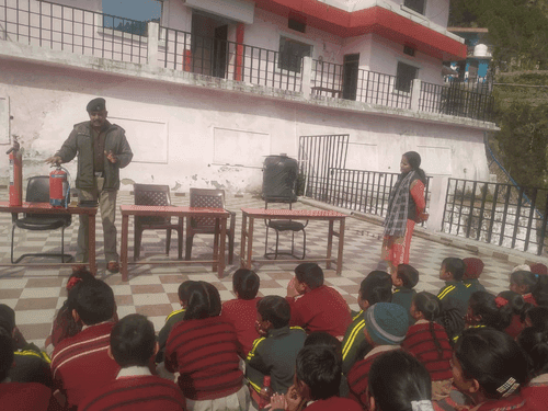 फायर सर्विस गोपेश्वर द्वारा फायर उपकरणों के सम्बन्ध में छात्रों को किया जागरूक