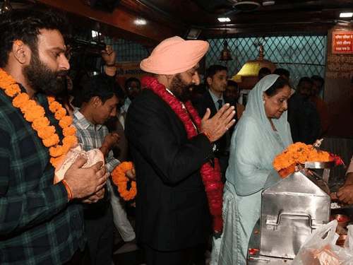 राज्यपाल गुरमीत सिंह ने नवरात्रि के पावन अवसर पर माँ डाट काली मंदिर में की पूजा-अर्चना