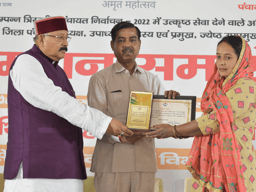 उत्कृष्ट सेवा देने वालों को किया गया सम्मानित