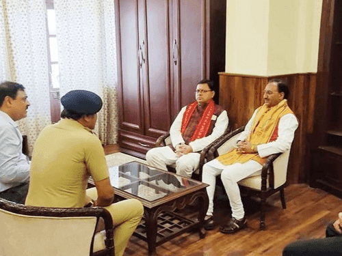 सीएम धामी ने अधिकारियों के साथ विकास कार्यों के सम्बन्ध में की समीक्षा बैठक