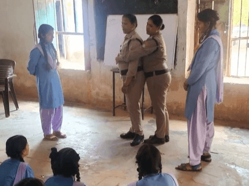 अल्मोड़ा पुलिस द्वारा छात्राओं को आत्मरक्षा के लिए किया गया जागरूक