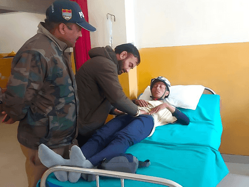 यात्रा के दौरान बेहोश हुए श्रद्धालु को दिया गया प्राथमिक उपचार