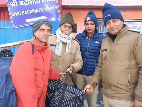 पुलिस कर्मियों ने श्रद्धालु का खोया बैग तलाश कर किया वापस