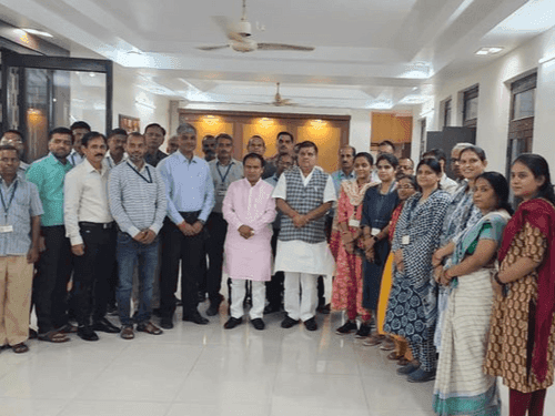 मंत्री डाॅ0 धन सिंह रावत ने जिला सहकारी बैंक विदिशा के अधिकारियों के साथ की बैठक