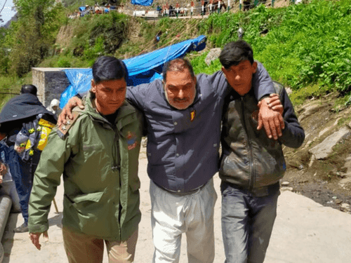 घोड़े से गिरकर घायल हुए श्रद्धालु को दिया गया प्राथमिक उपचार