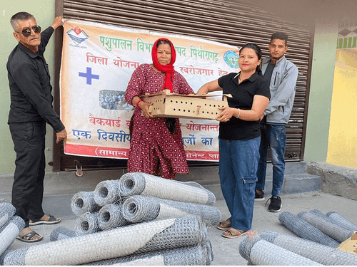 ग्राम मदकोट में एक दिवसीय कुक्कुट चूजों का किया गया वितरण