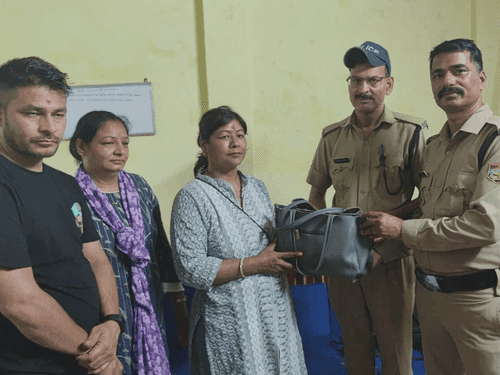 उत्तराखण्ड पुलिस ने कीमती ज्वैलरी व नगद धनराशि से भरा बैग किया उसके स्वामी के सुपुर्द