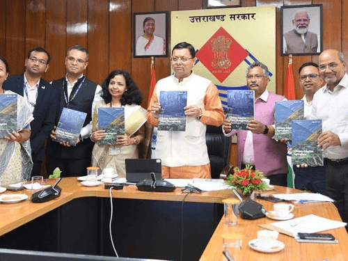 सीएम धामी ने अधिकारियों संग की समीक्षा बैठक
