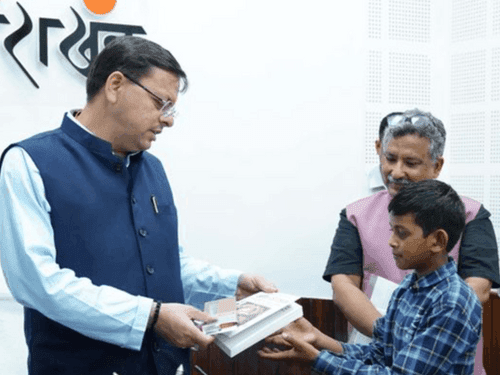 वनराजी समुदाय के छात्रों ने सीएम धामी से की भेंट